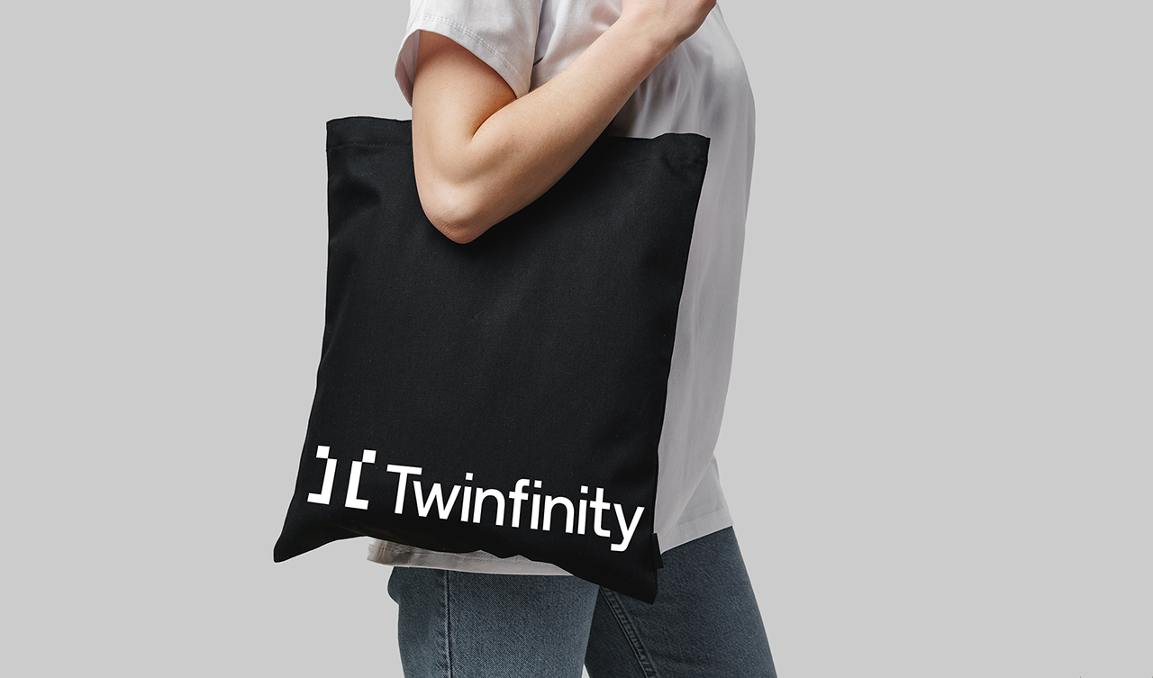 Person with Twinfinity tote bag